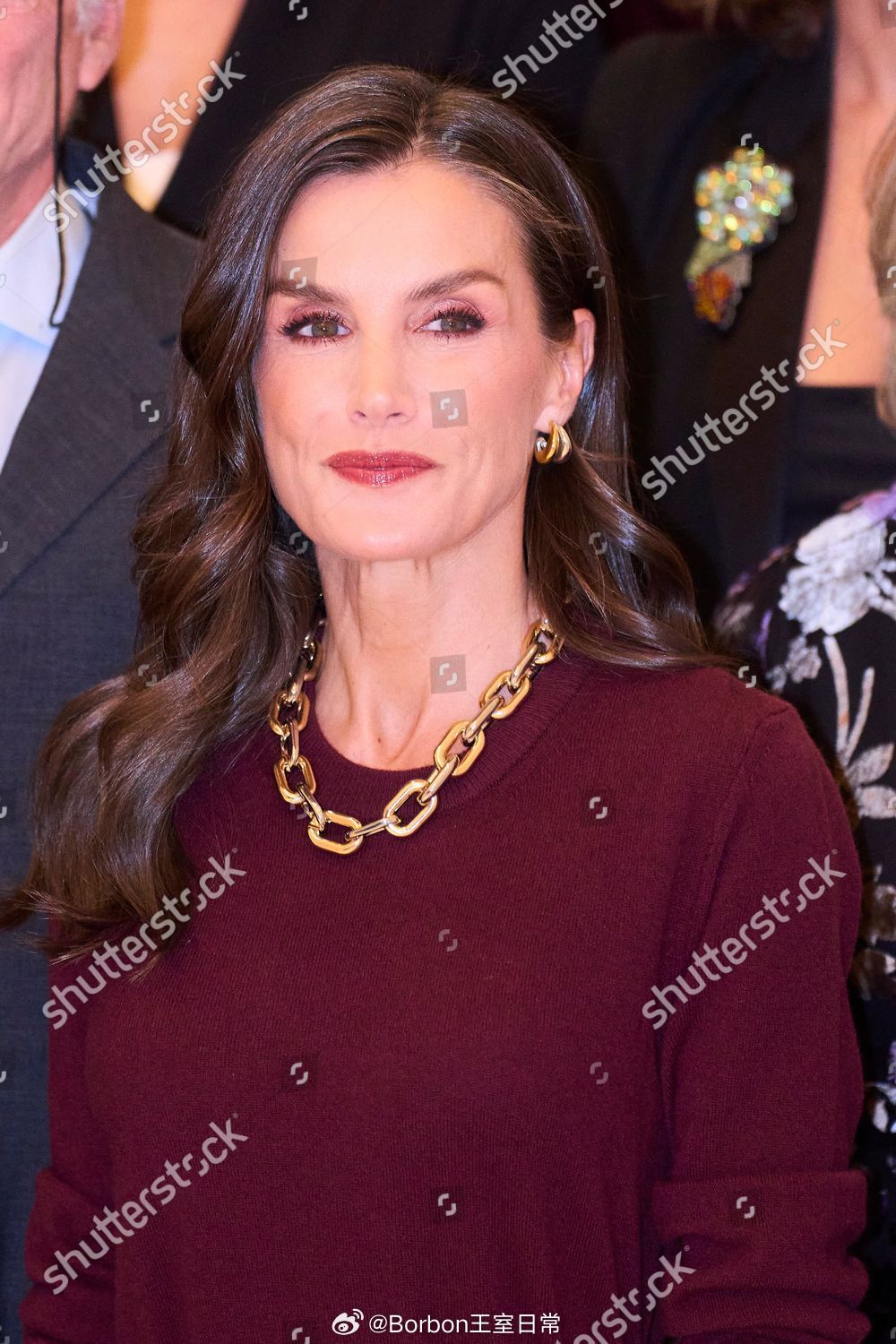 莱蒂齐亚王后的新配饰昨天莱后在出席活动时，解锁了两件新的配饰，来自隔壁水果牙女装