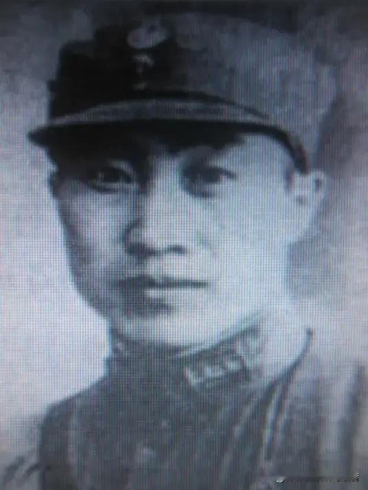 杨遇春十五岁考入黄埔三期，和王耀武、戴安澜坐在同一间课堂受训。二十三岁升任红军师
