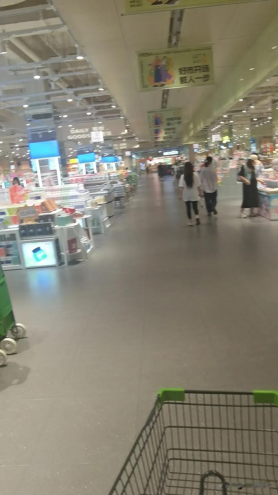 洛阳宝龙新开了一家567生鲜超市，位置在当初老永辉的地方，今天去转了转，感觉挺不