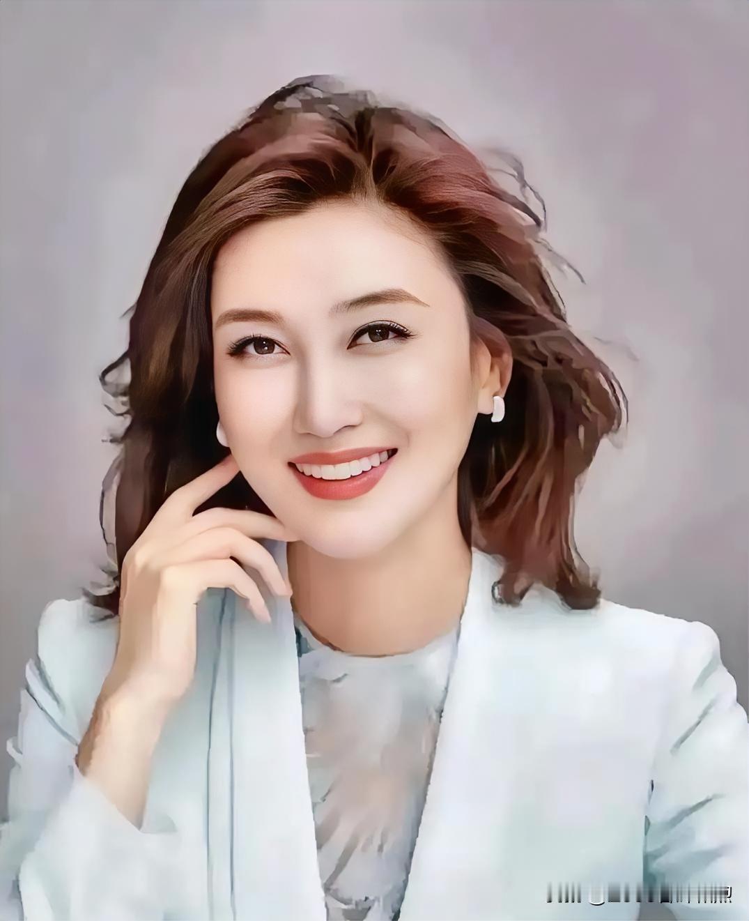 美不美你说了算💞💞浅蓝西装映衬温婉气质，浅笑盈盈间，自信与柔美交织成画。