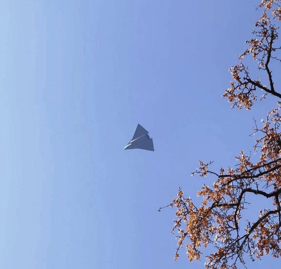 网传第三架歼-36战斗机首飞成功，J-10伴飞。