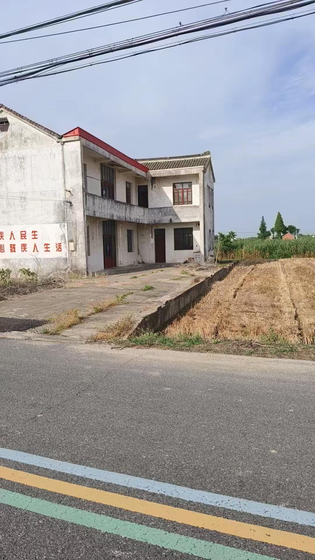 路过村里一户老宅，心里莫名感慨万千，曾经风光无限的一户人家，如今院里冷冷清清，只