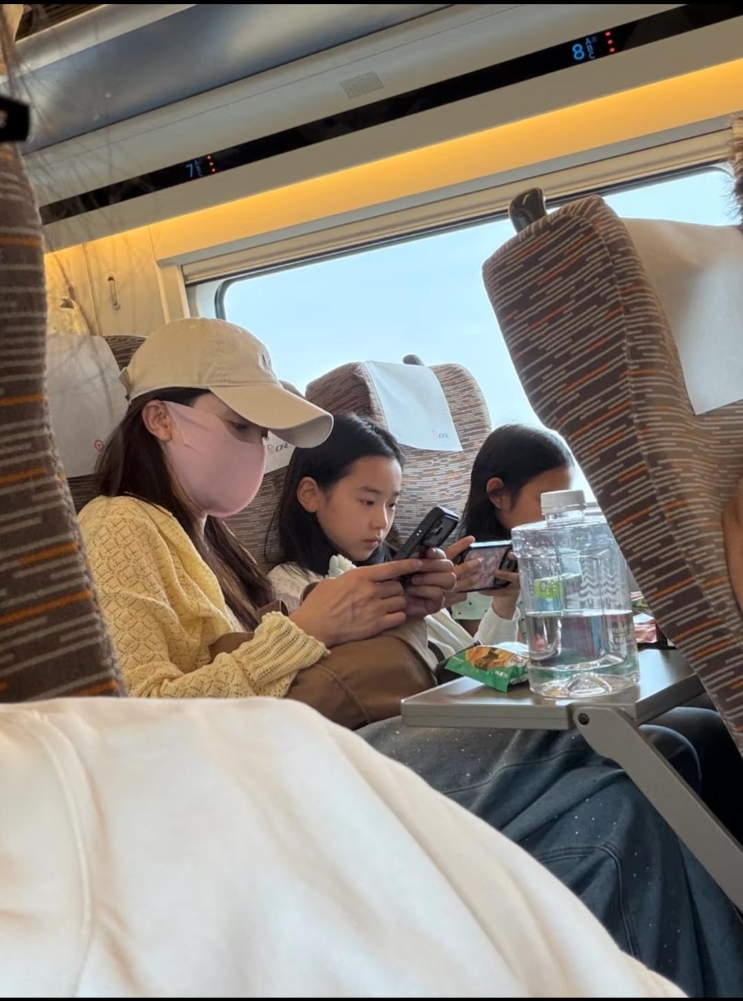 天啊，太幸运了，在高铁上偶遇了董璇和她的女儿。