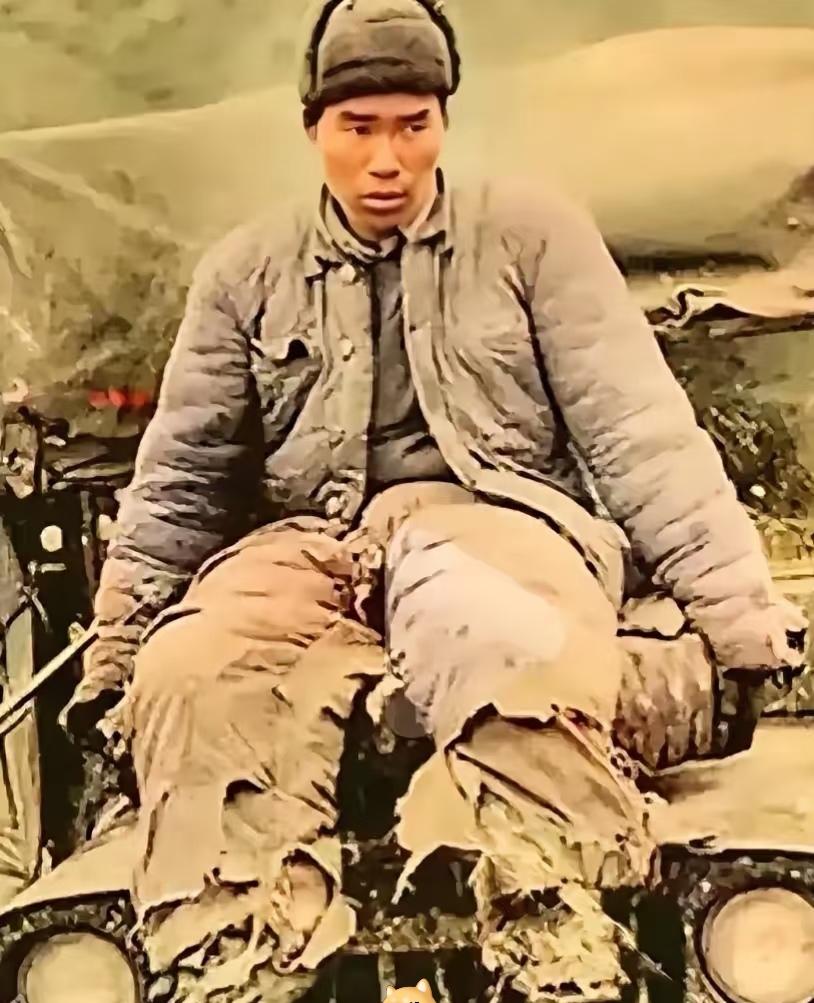 抗美援朝的战场上，美军镜头记录下这样一幕：一名志愿军战士被俘后，被安置在吉普车