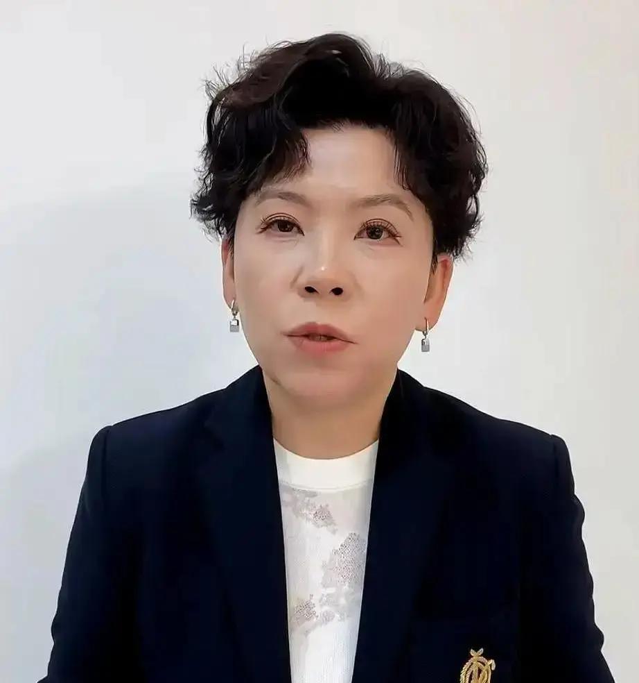 你以为顶尖选手拼的是比分？错了，她们操控比分，像导演安排剧本。邓亚萍点破王