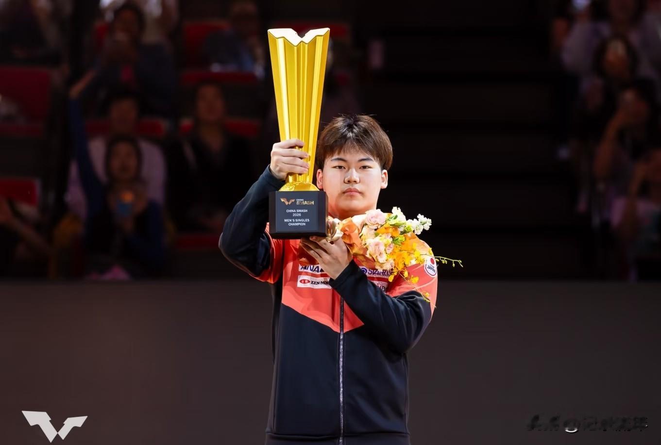 松岛辉空登上世界第一的宝座谁最受益？我觉得是王楚钦，因为以前大家都死死地盯着王楚钦，都把他作为研究的