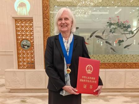 令人意想不到的是，中国光刻胶研发领域的顶尖人物竟然是她。 麻烦看官老爷们右上