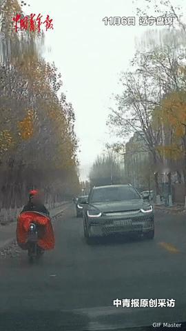 碰瓷不成换目标？辽宁一老人蓄意撞车索赔，车主报警后她的反应绝了你见过碰瓷还