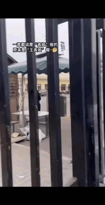 莎莎为防止代拍认出她拍自己，身穿一袭黑衣，脑袋上扣一大白帽子，就差戴一副墨镜了。