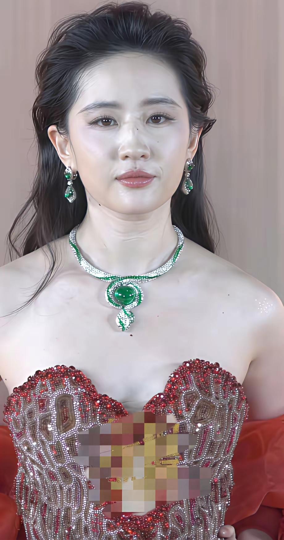 刘亦菲怼脸近照，原来这才是38岁刘亦菲的真实容貌，她虽然被称作神仙姐姐，但