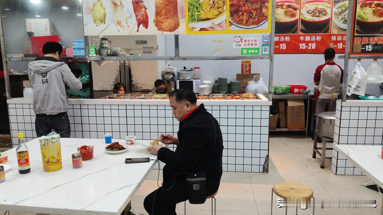 霄边大街的美食小吃太划算了，12元就能1荤1素，米饭还免费管饱！这性价比，简直无