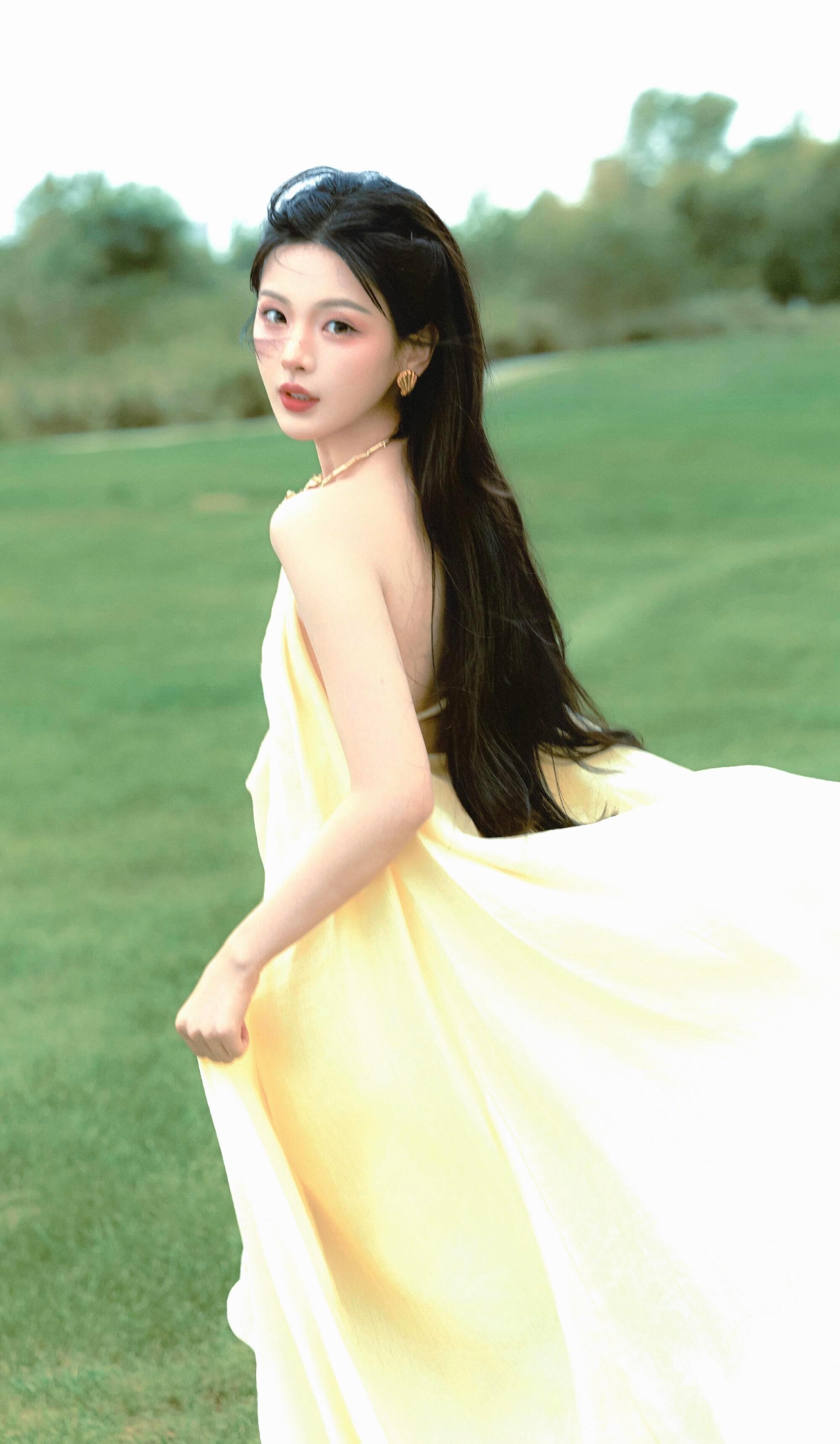杨超越穿着洞洞鞋就出片了杨超越穿洞洞鞋出片？真美女果然不挑穿搭！脸太绝了，光顾着