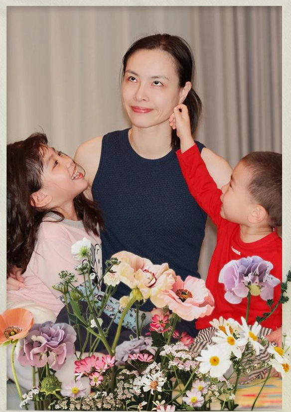 吴敏霞晒母亲节礼物，儿女超可爱，冠军家庭幸福满溢