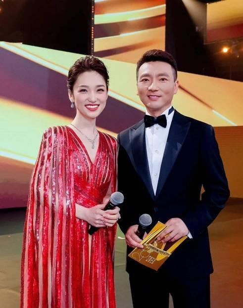 康辉和蓝羽首次同台主持，合作默契，“王炸组合”的合照，萌感十足，备受关注最近