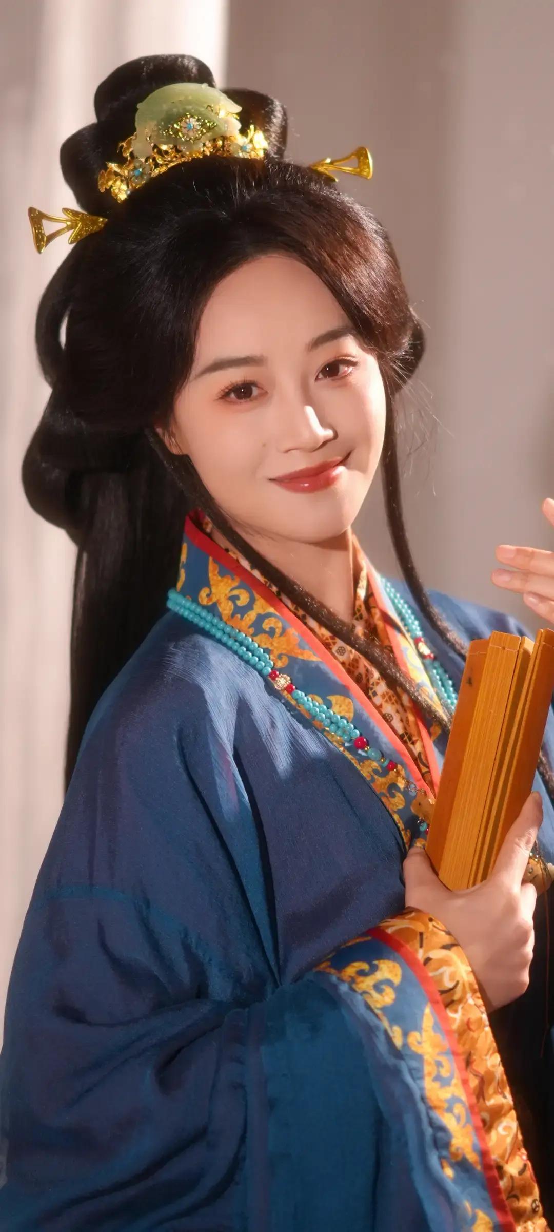 蓝盈莹古装造型温婉典雅，手持古风书卷，仿佛穿越千年，带来一股书香气息。风过鬓边