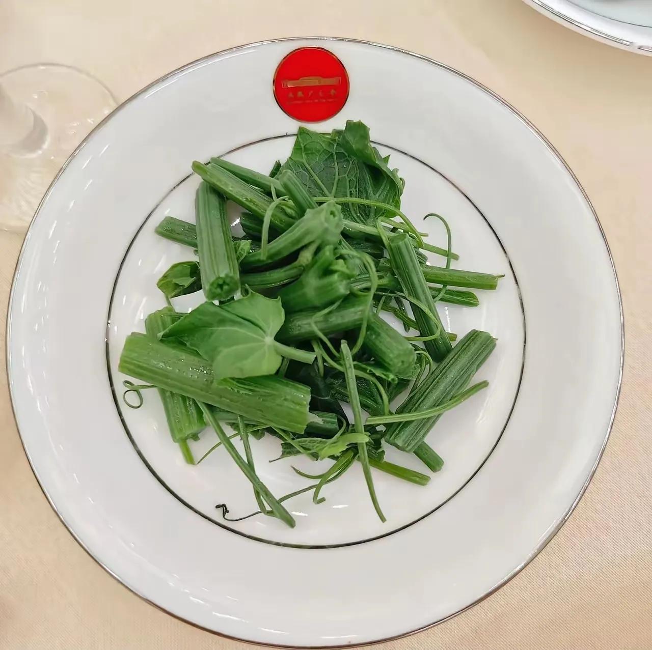 国宴上的两盘藤头菜与牛肉。