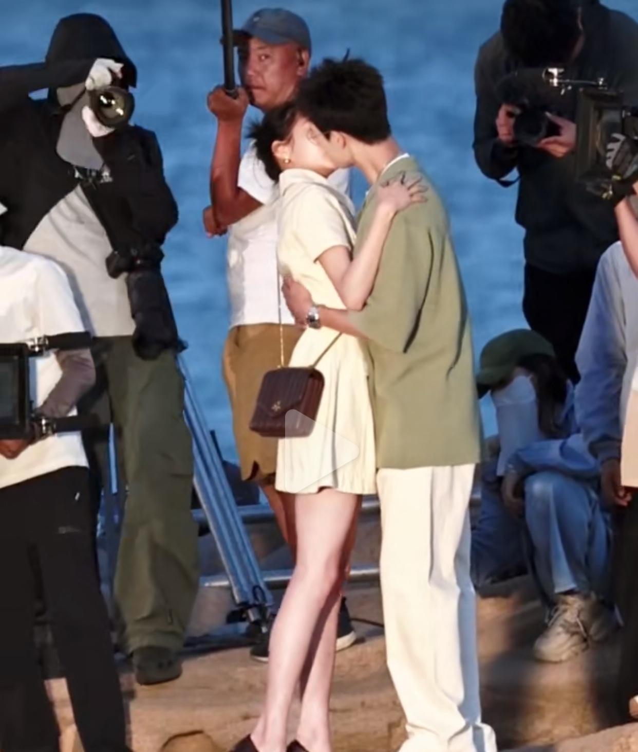 对于演员这就是一次例行工作，不今儿热搜挺有意思，关晓彤李昀锐海边吻的下一条就