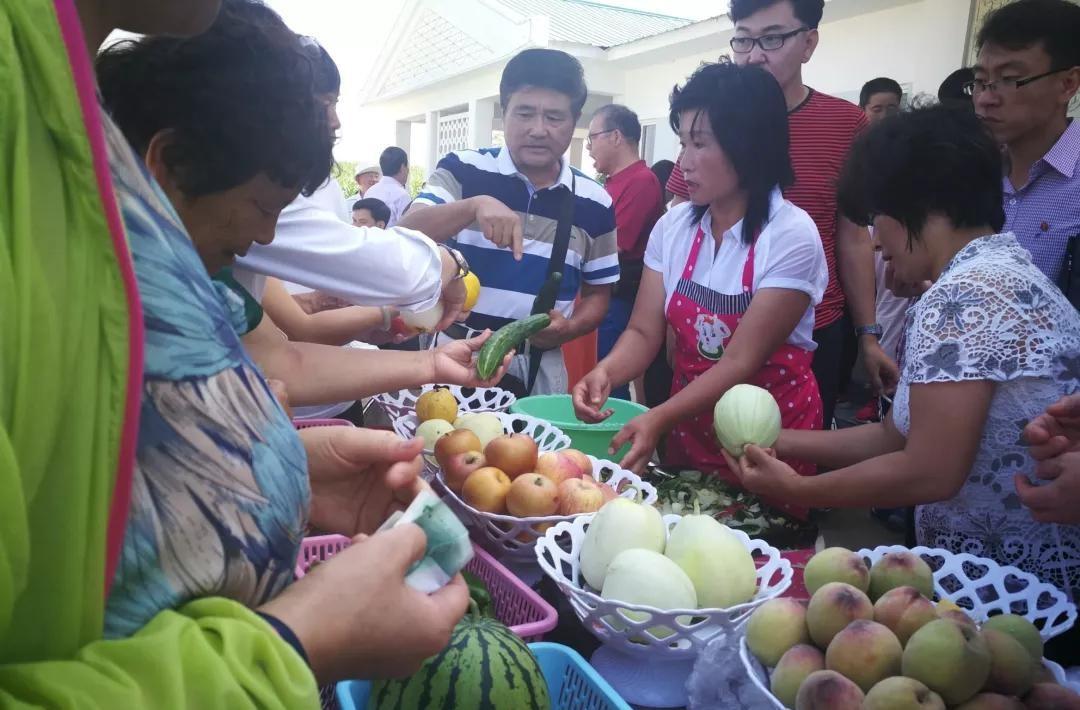 你随手从包里掏出一个香蕉递给朝鲜导游时，她双手接过去，小口小口地吃，汁水从嘴角流
