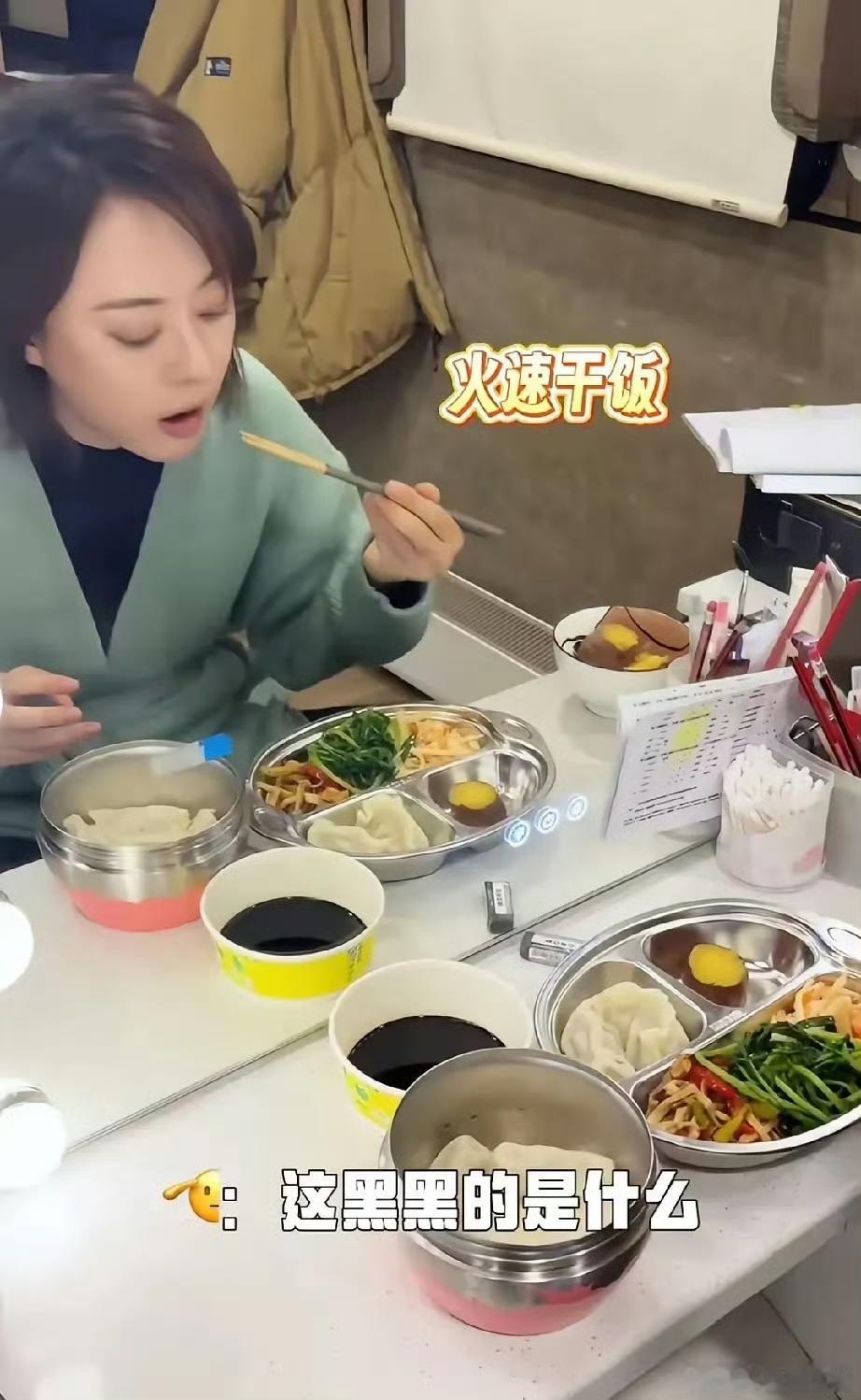 孙俪过冬至只敢吃6个饺子，看着真让人心里不是滋味。大明星多拼啊，房车里一边看剧本