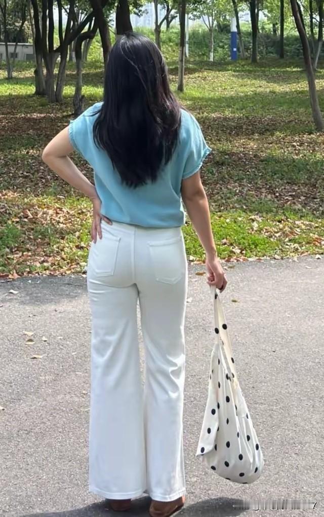 “绿树阴中倚，白衣人影长”，这画面简直绝了。想象一下，在一片郁郁葱葱的绿树荫里，