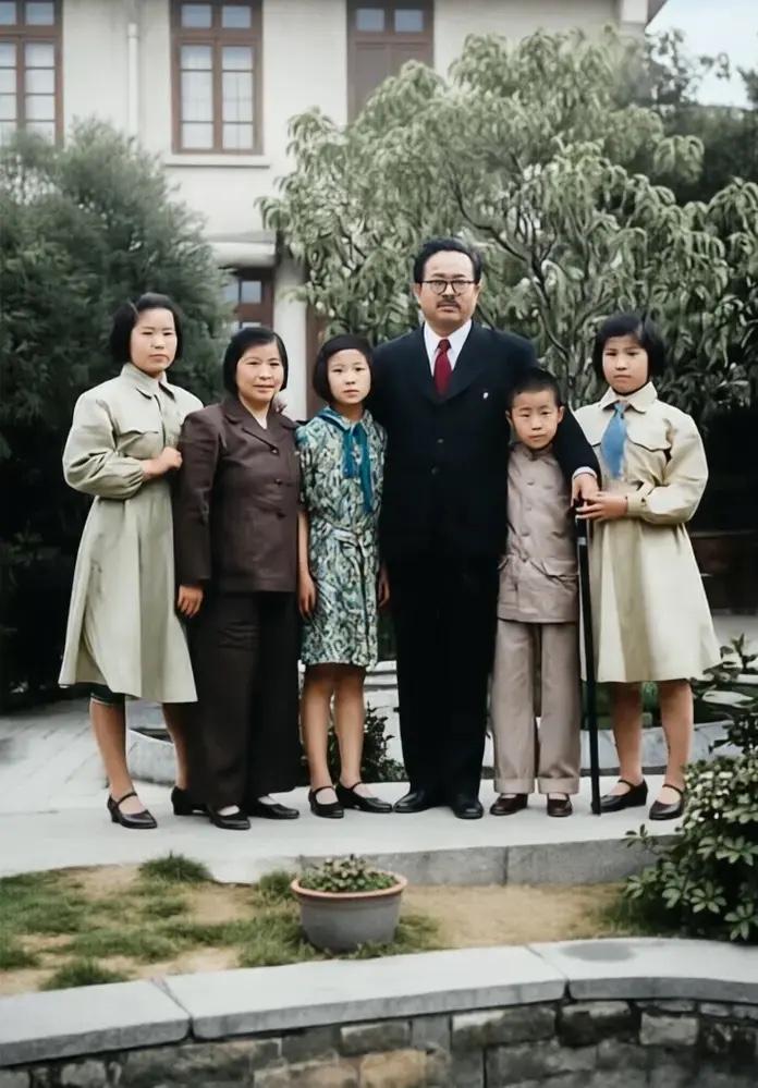 1950年，任弼时留下的最后一张全家福合影，一家人难得聚齐，任弼时内心也十分开心
