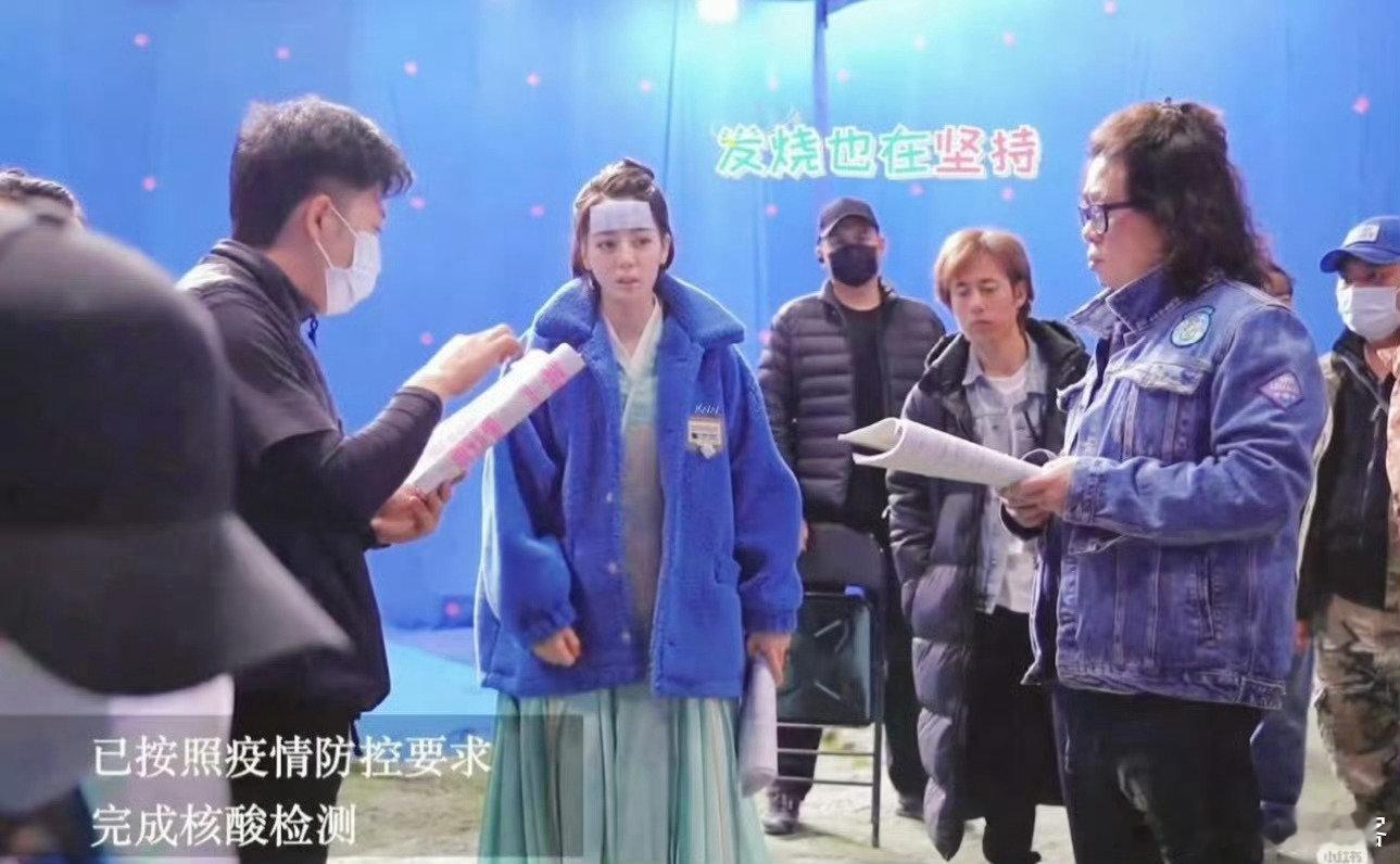 迪丽热巴感冒终于好了直播闻味道环节太暖心！她笑着说自己能闻到味道了，虽带点鼻音