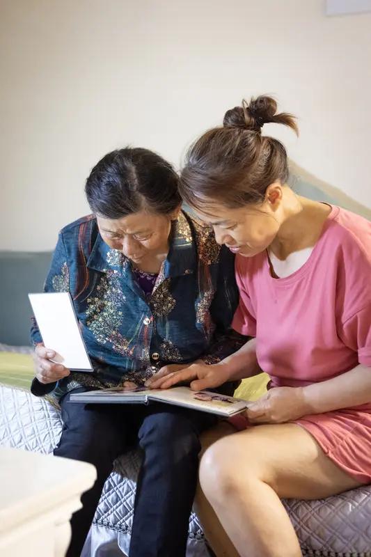 婆媳到底该不该同住，这真是个世纪难题。很多人觉得住一起是一家人，可现实往往很残酷