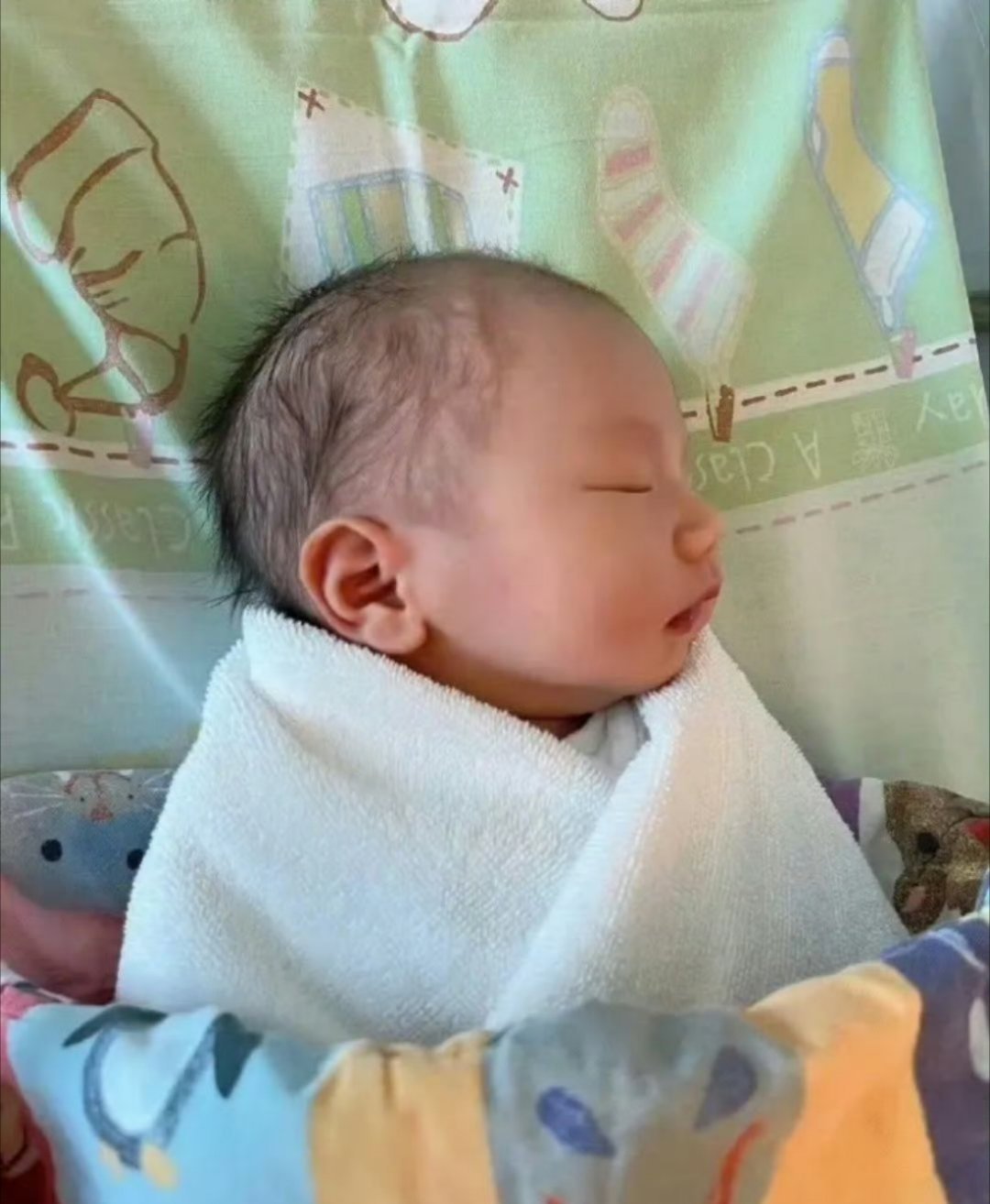 张檬晒儿子正面照，两个人的基因真好！！好可爱的宝宝！​​​
