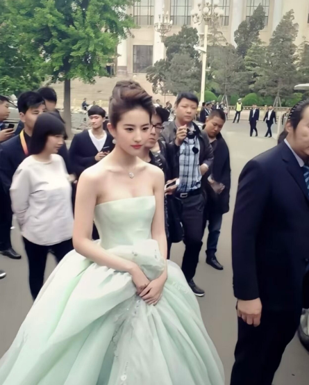 果然是好看的人随便穿都好看，这么普通的一款浅绿色礼服裙穿在她身上，都美的有高级感