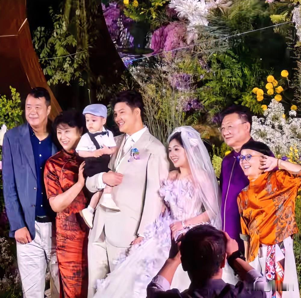 看看金龟子为女儿娃娃补办婚礼就知道了：为了收礼金，一样的俗不可耐！在这个不断