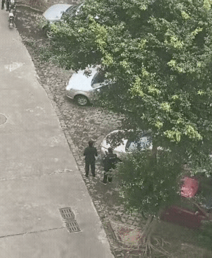 两个大哥愣在原地，看不懂这是什么操作。