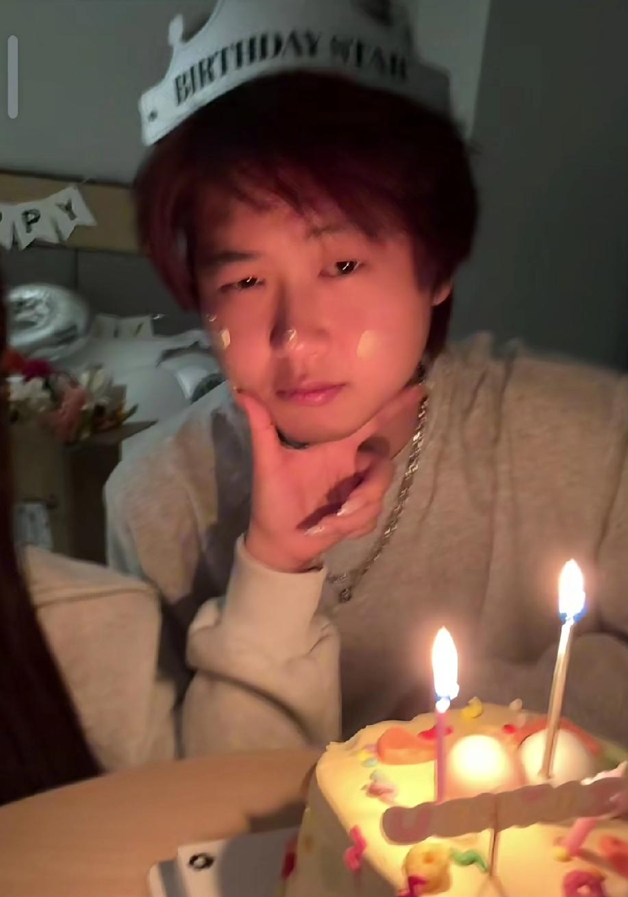 孙海洋要哭了，自己刚找回来没几年的儿子又要被别人家的小棉袄拐走了。昨天孙卓发