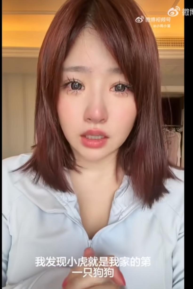 估计黄一鸣现在非常后悔，她千不该万不该，就是不该遛狗不牵绳，这不，她的两