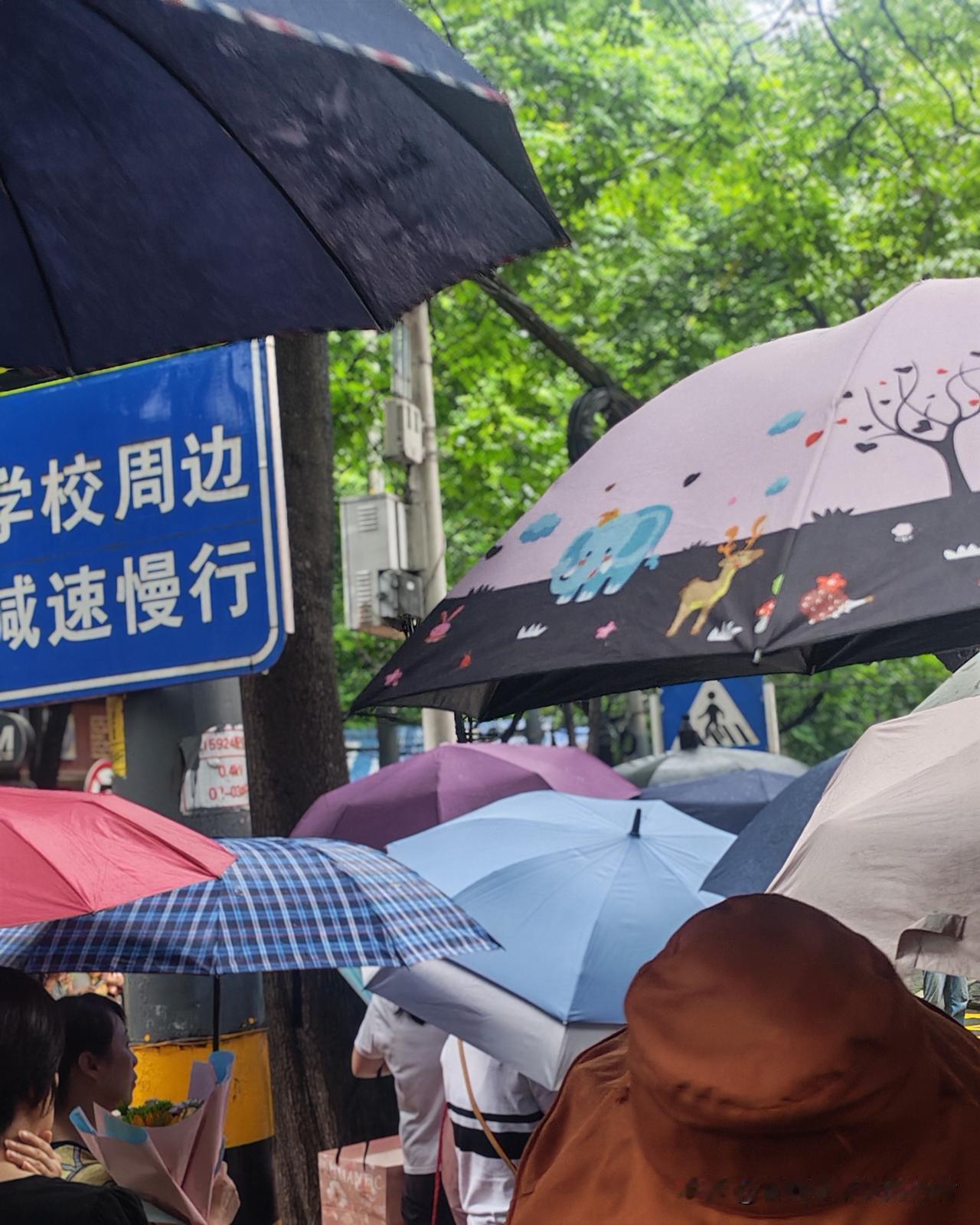 这个画面太有仪式感了——大雨、汗水、泪水，天地仿佛特意为这群少年安排了一场洗礼。