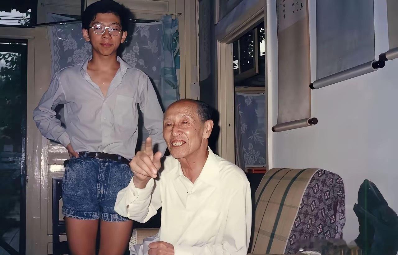 少年时期的胡海泉跟着诗人父亲胡世宗去拜访臧克家先生，画面里的海泉还是青涩少年的样