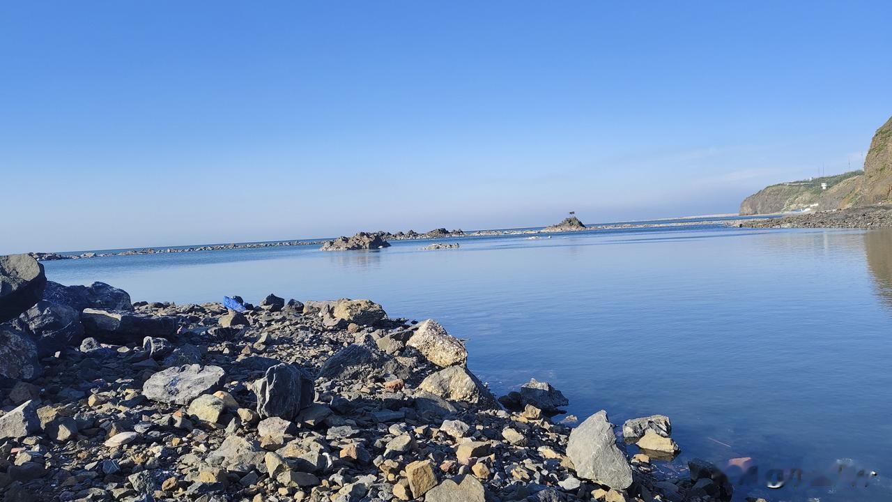 就说泊霞湾下面的蔚蓝海岸这块的海边，这石头是天然的吗？大连海边是礁石多但是绝对不