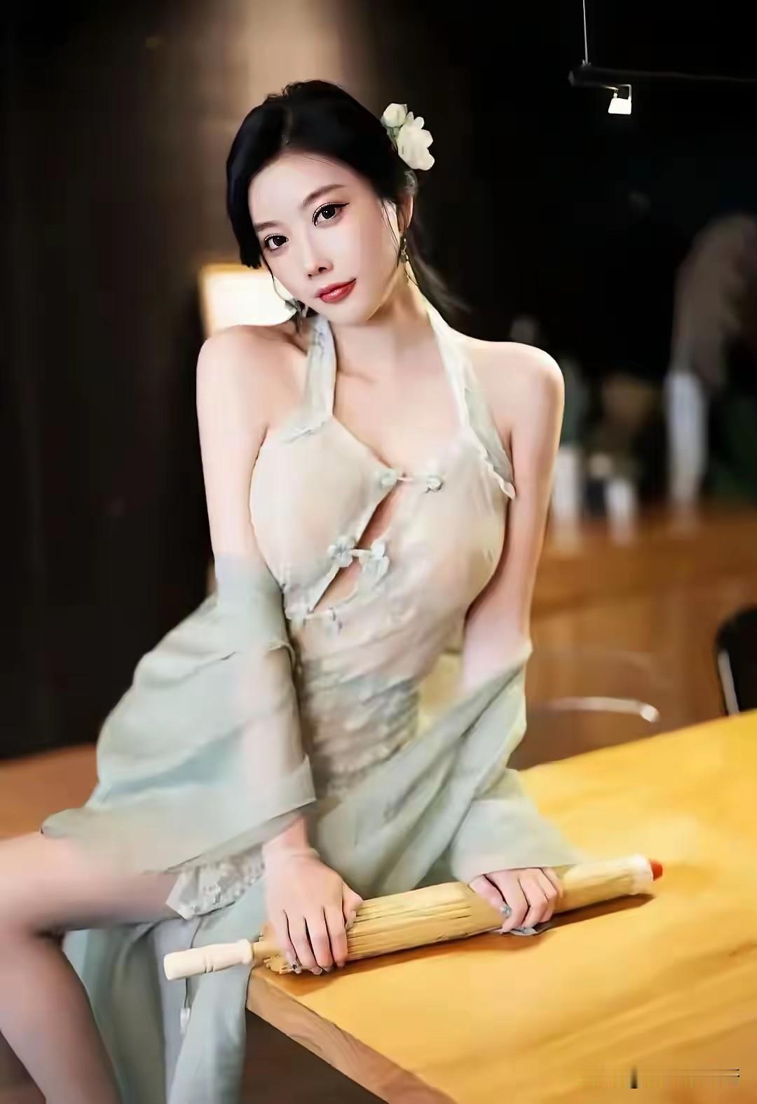 杨晨晨，花间浅笑，竹影摇风。这身青衣太撩人啦，连时光都忍不住为你驻足停留～