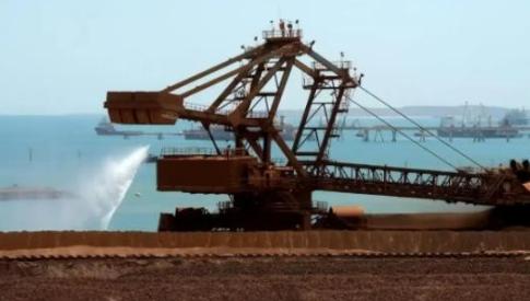 中国买矿石坚持用人民币，不玩美元那一套了。美国让澳大利亚必须用美元卖，结果自己又