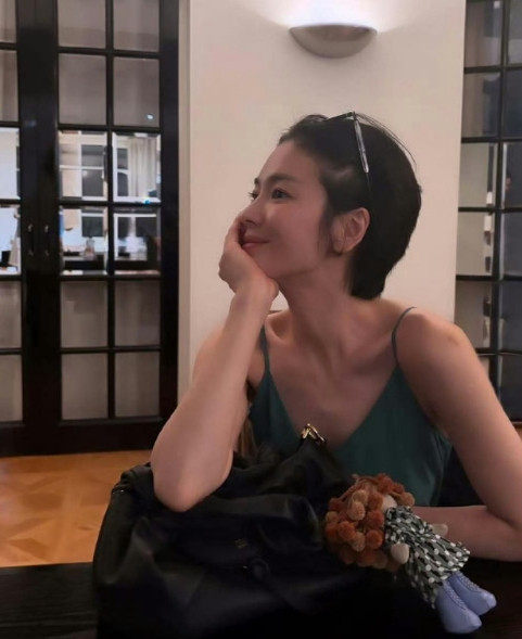 宋慧乔瘦成这样了，姐这体态姐这身材姐这皮肤。