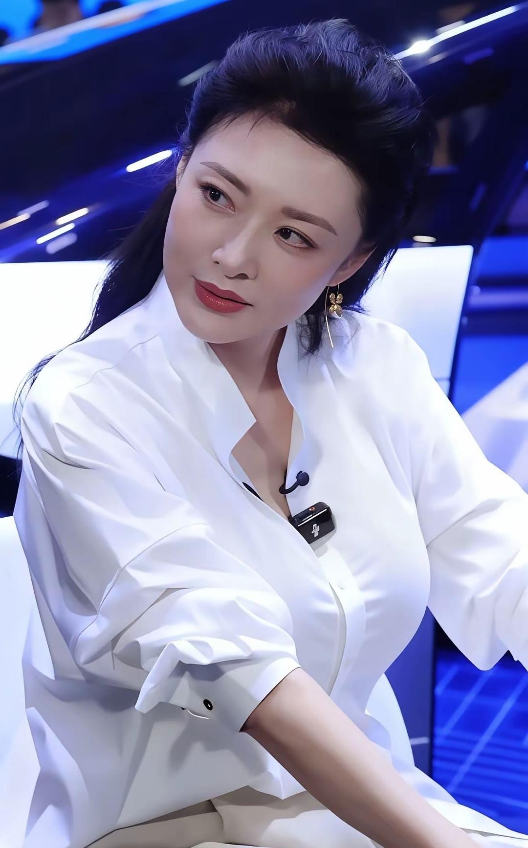 已为人妻和人母的周涛，58岁了肤白貌美还保持得这么好，从央视退下来以后，没有选择