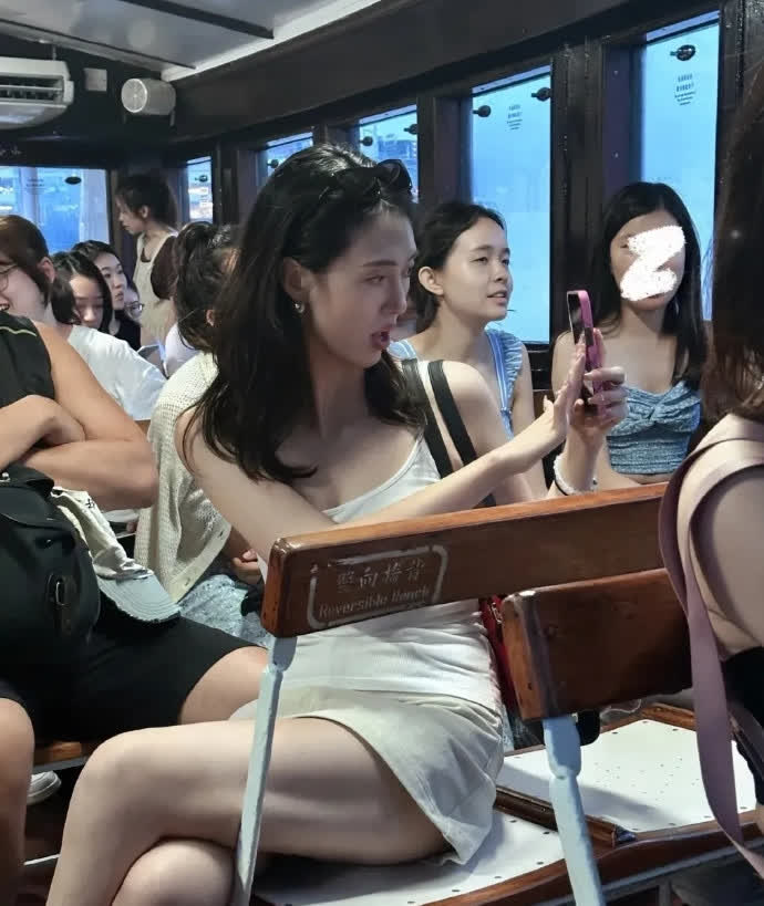 去面试，碰到个自信的美女，让我想起前段时间热议的“容貌焦虑”。现在这社会，颜值真