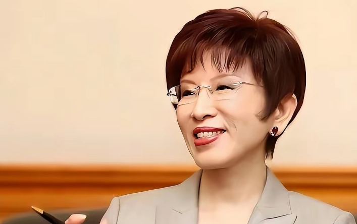 支持郑丽文女士，当选国民党主席，这样国民党可能还有救！国民党将于10月份改选党