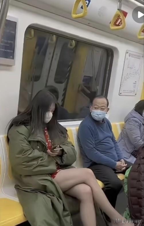 哈哈，姑娘这身打扮，让旁边的大爷都看呆了啊！别看走眼了啊，那可不是一般的军大衣哦