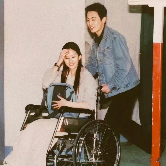 当年大学里17岁的刘亦菲和20岁的朱亚文 ?这颜值好绝​​​​