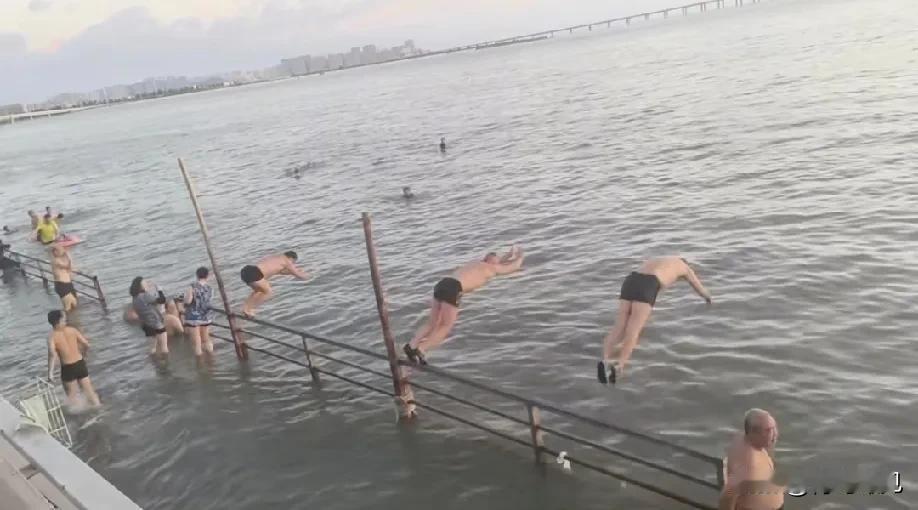 真没想到，青岛这里竟然火了！洗海澡、抓螃蟹、烧烤、露营，简直不要太爽！真没找