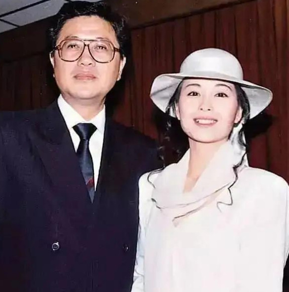 1990年，21岁的伍咏薇，高调嫁给了51岁的富豪翁江培，13天后，老公突然去世
