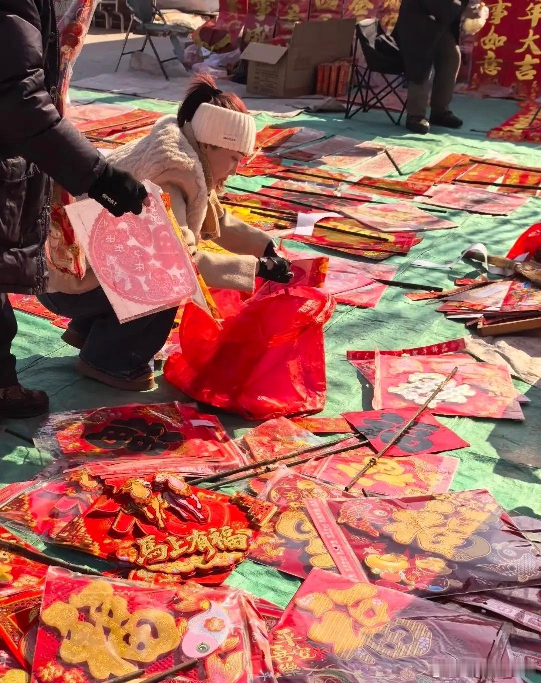 严屹宽陪老婆回辽宁过新年！杜若溪带着婆婆在东北大集上采购年货，地上铺满了福字，还