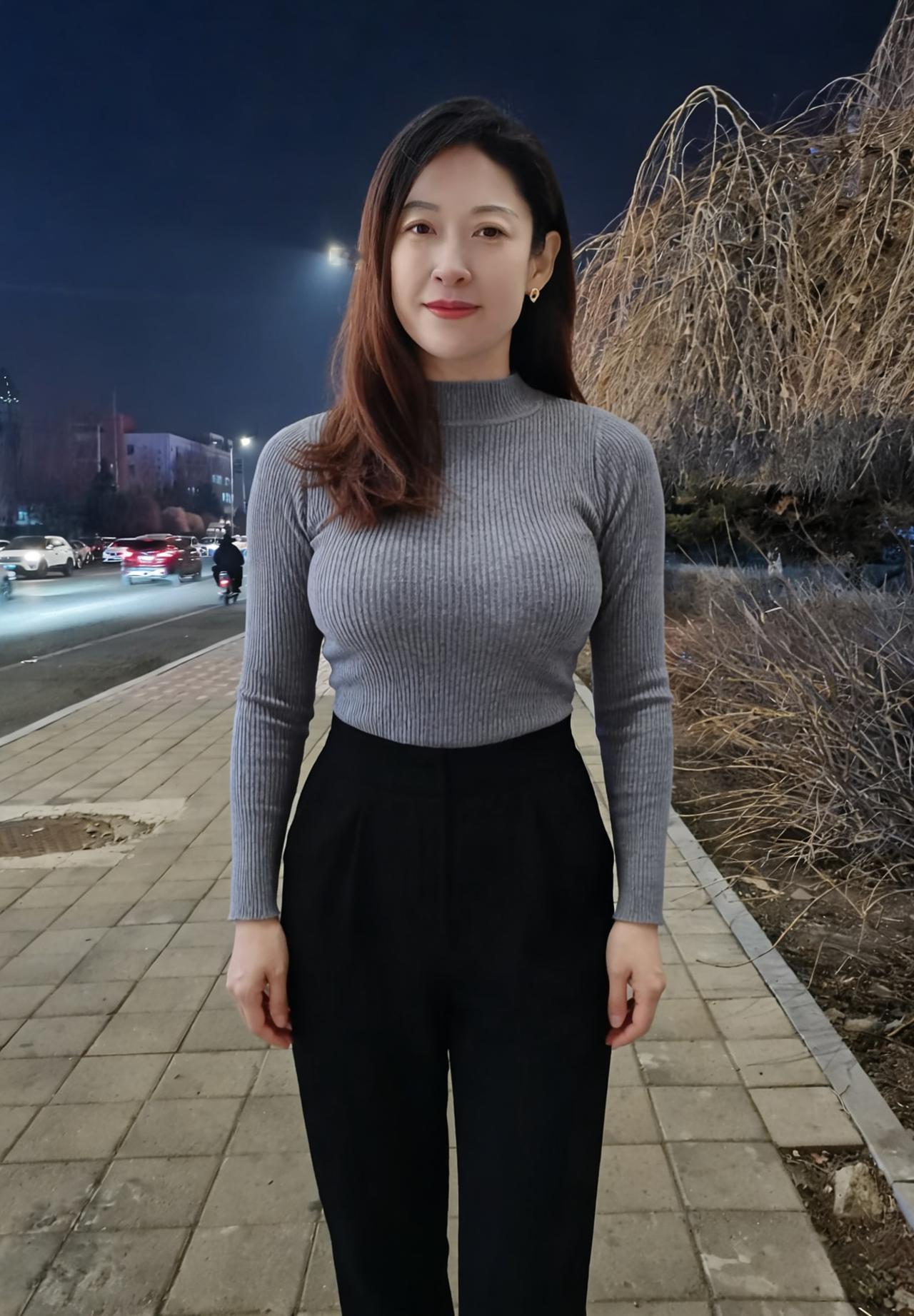 寒街夜色深，灯火映归人。半高领上暖，纤腰黑裤春。风轻拂鬓发，影长伴城垠。且