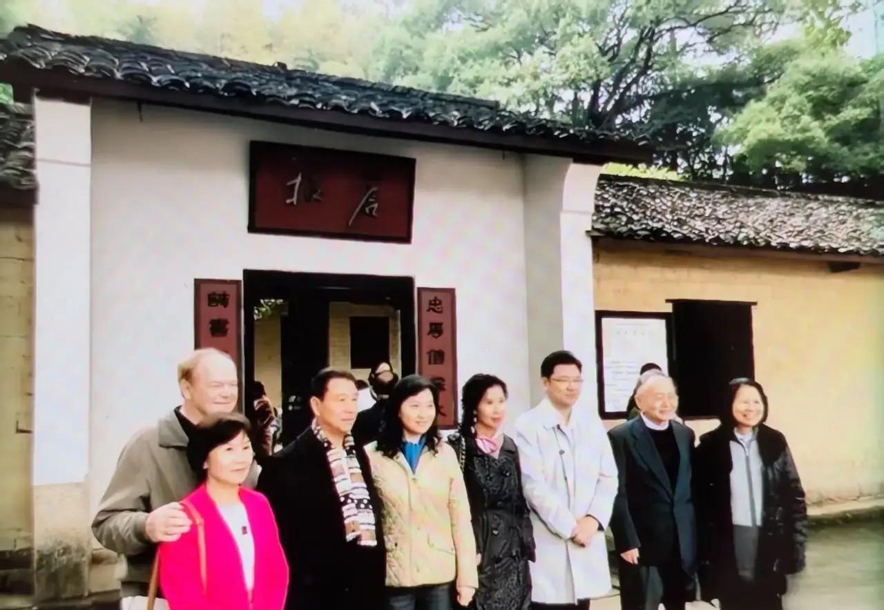 这张照片记录了革命烈士江竹筠（江姐）的儿子与孙子专程赴湖南板仓祭奠杨开慧烈士的感