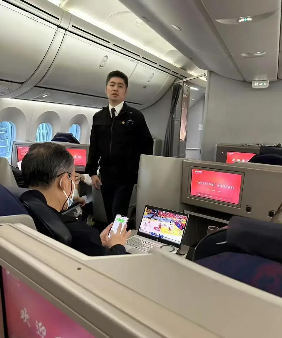 许利民指导被球迷偶遇在飞机上依然忙着工作！带着笔记本电脑回看与广厦的比赛视频，还